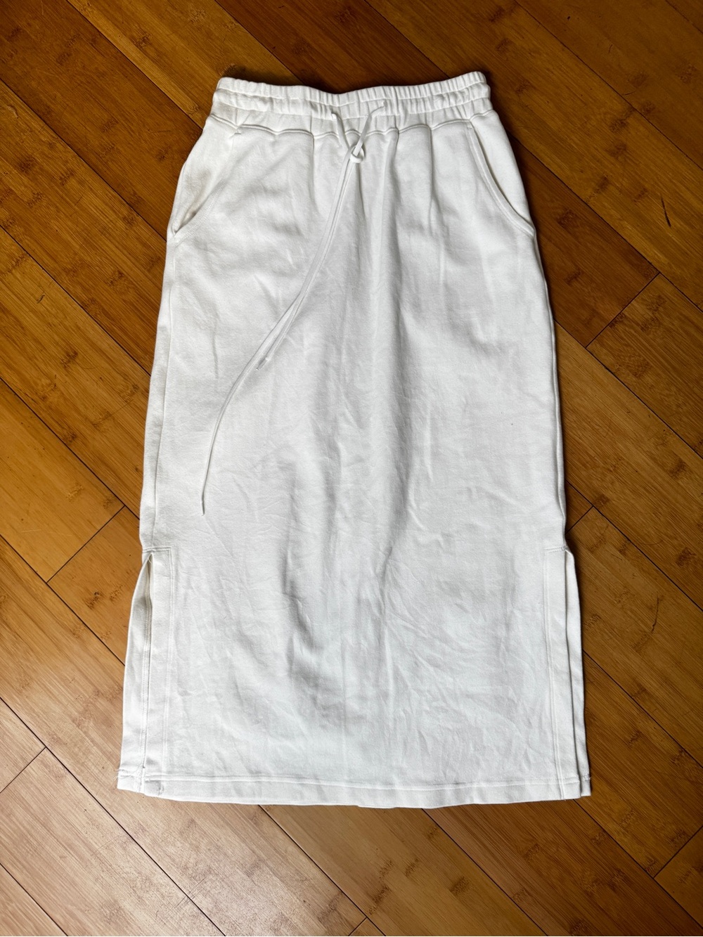 NAP lounge Jersey midi skirt. 2 pockets, 2 side slits.